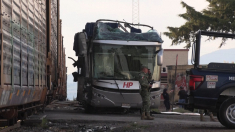 Treno travolge un autobus di due piani in Messico