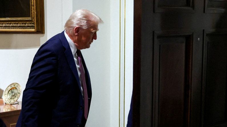 Il presidente degli Stati Uniti Donald Trump esce dalla Casa Bianca a Washington, DC, USA, dopo una riunione di gabinetto, il 26 agosto 2025. Foto: REUTERS/Jonathan Ernst/Foto d'archivio