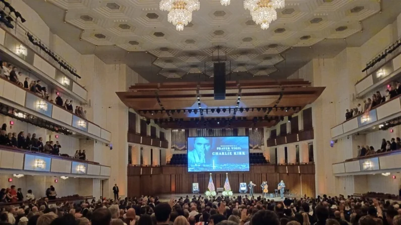 La veglia per Charlie Kirk, al  F. Kennedy Center di Washington. 