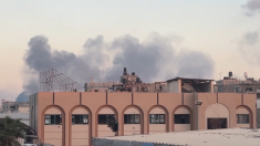 Colonne di fumo e feriti dopo l’attacco a Khan Younis, Gaza