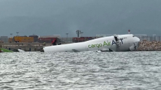 Aereo cargo da Dubai esce di pista e finisce in mare a Hong Kong: due morti