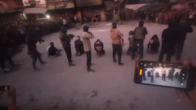 Video sui social mostrano miliziani di Hamas che uccidono presunti collaborazionisti israeliani a Gaza (screenshot da video Reuters).