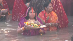 L’India celebra il Dio Sole: migliaia di fedeli per bagni rituali e preghiere all’alba