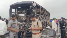 India: 20 morti in un incendio causato da incidente tra autobus e moto