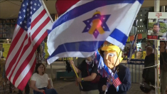 Gli israeliani festeggiano l’annuncio dell’accordo di pace