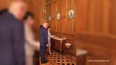 Sanae Takaichi dona a Trump il putter dell’ex premier Shinzo Abe