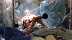 Paziente con Parkinson suona il clarinetto durante un’operazione al cervello