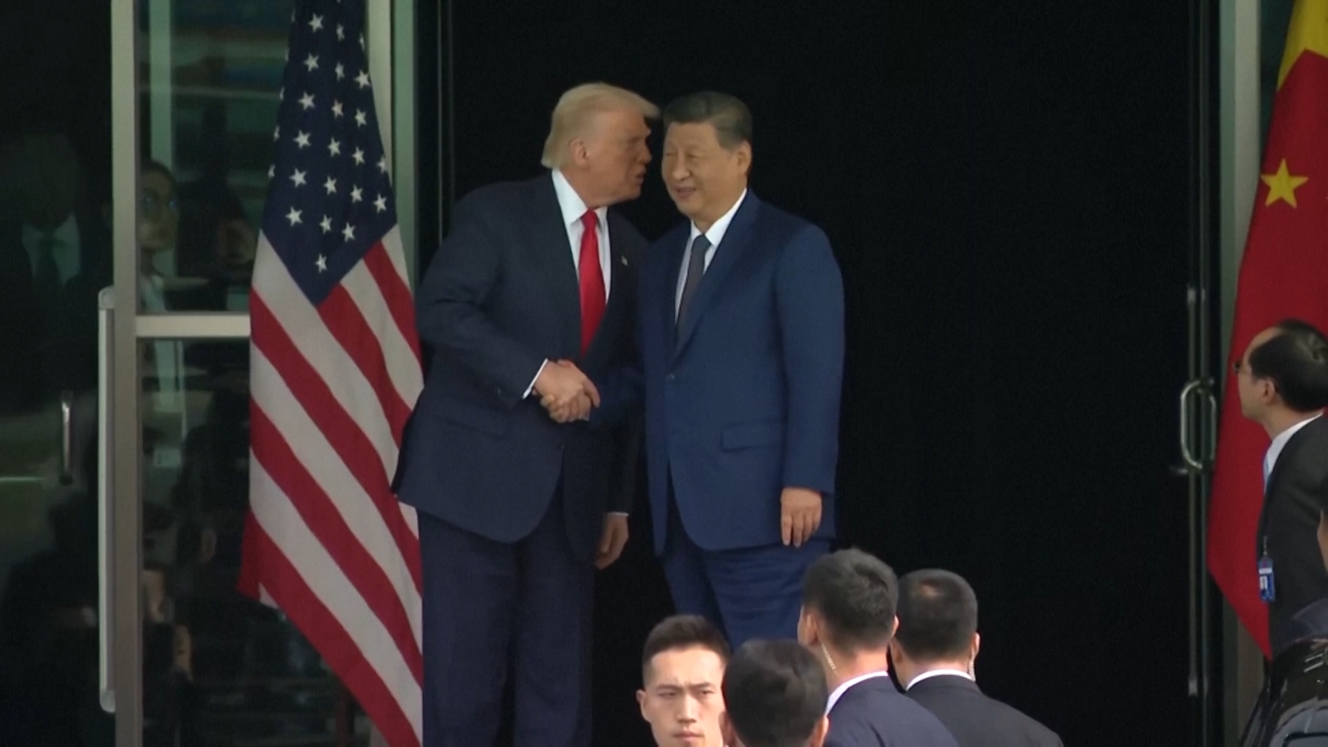 Trump e Xi si salutano tra strette di mano e sussurri