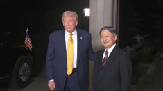 Trump accolto dall’imperatore Naruhito all’arrivo al Palazzo Imperiale di Tokyo