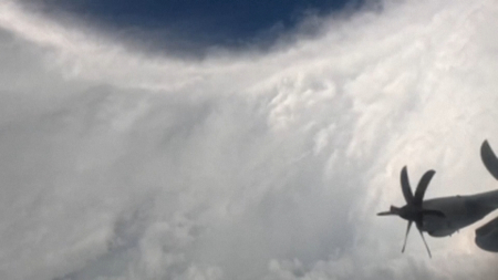 Cacciatori di tempeste volano nell’occhio dell’uragano Melissa, il video in timelapse
