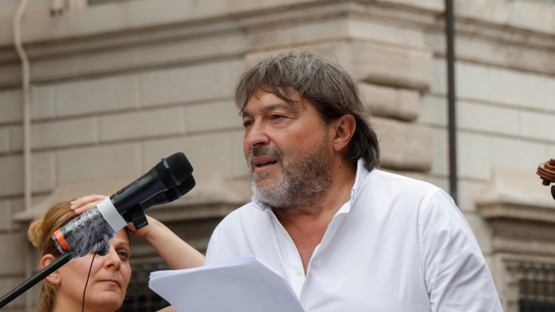 Sigfrido Ranucci in Piazza Santi Apostoli durante la manifestazione Per non dimenticare: leggiamo i nomi dei giornalisti uccisi a Gaza indetta dallOrdine dei Giornalisti del Lazio insieme ad Articolo 21 e altre realtà associative, Roma, 9 Settembre 2025. ANSA/GIUSEPPE LAMI