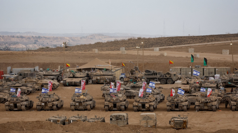 Mezzi mlitari al confine Israele-Gaza (foto REUTERS/Ammar Awad).