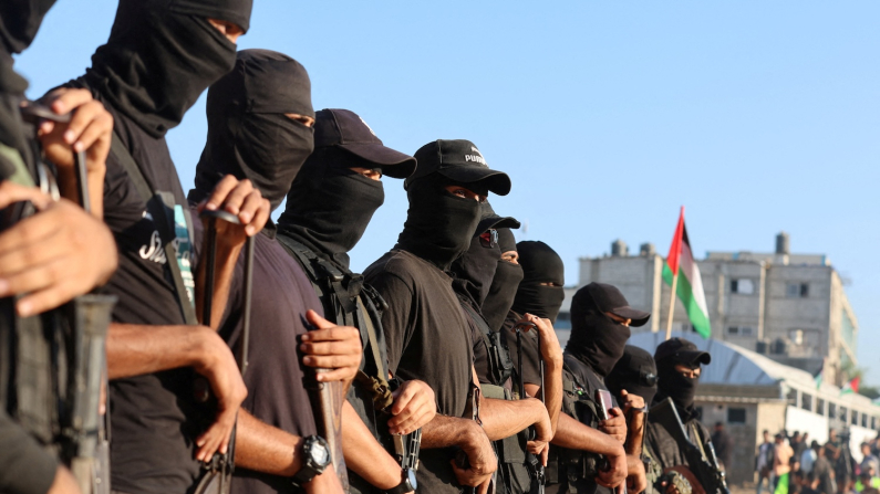 Miliziani di Hamas a  Khan Younis, nel sud della Striscia di Gaza, 13 Ottobre 2025 (foto REUTERS/Ramadan Abed).