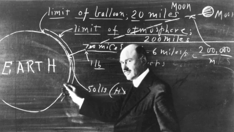 Robert Goddard è considerato il padre dell'astronautica americana e uno dei pionieri nell'esplorazione teorica dello spazio; qui lo vediamo alla Clark University. Pubblico dominio