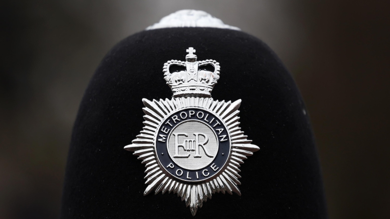 Cappello della polizia d Londra (foto EPA/ANDY RAIN via Ansa).