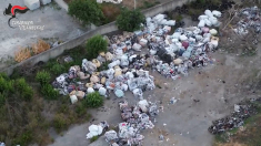 Scoperta vicino a Napoli discarica abusiva con oltre 400 tonnellate di rifiuti