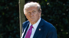 Donald Trump guarda a oriente