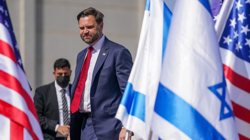 JD Vance all'aeroporto Ben Gurion 21 ottobre 2025 (foto Nathan Howard/Pool via REUTERS)
