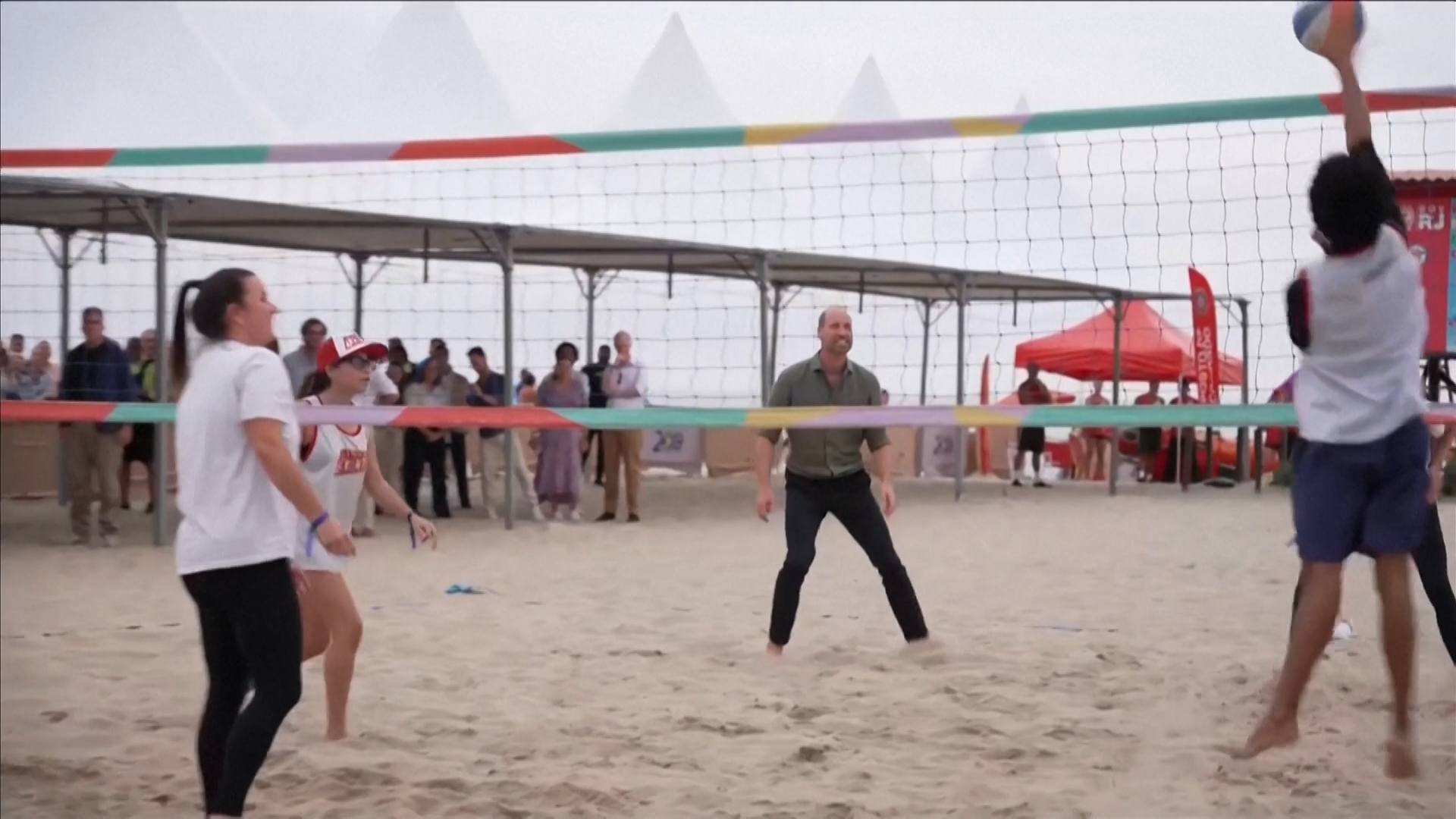 Il principe William gioca a beach volley sulla spiaggia di Copacabana