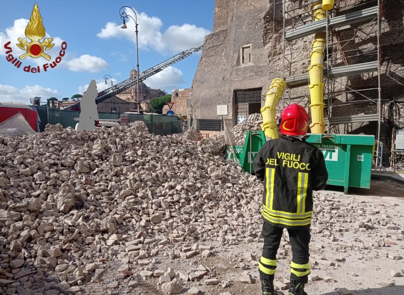A Roma crolla parte della storica Torre dei Conti ai Fori Imperiali, operai soccorsi sotto le macerie