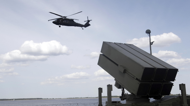 Elicottero di fabbricazione americana Black Hawk e batteria NASAMS durante un'esercitazione. Foto d'archivio EPA/TOMS KALNINS via Ansa