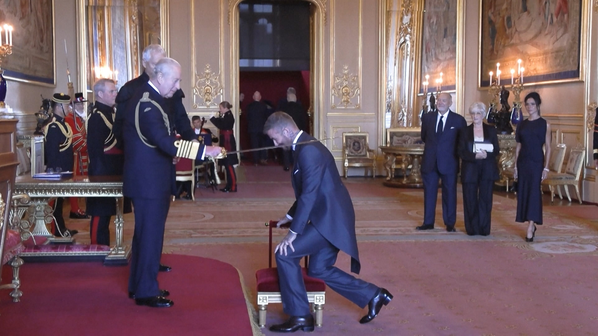David Beckham insignito del titolo di cavaliere al castello di Windsor