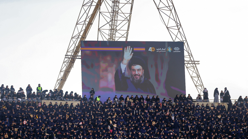 12 ottobre 2025, Libano, Beirut: gli scout filo-iraniani al-Mahdi di Hezbollah, partecipano a una cerimonia alla Beirut Sports City intitolata "La nuova generazione di al-Sayyed Hassan Nasrallah﻿", per commemorare il primo anniversario della sua morte a seguito di un attacco israeliano in Libano (foto: Marwan Naamani/dpa via Ansa).