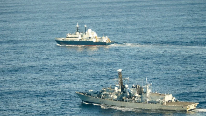 La nave spia russa Yantar tallonata dalla fregata della marina inglese Somerset, Canale Inglese, 20 gennaio 2025 (foto: ministero della Difesa britannico)