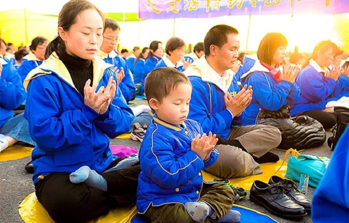 I praticanti del Falun Gong meditano a New York, il 25 aprile 2013 (Samira Bouaou)